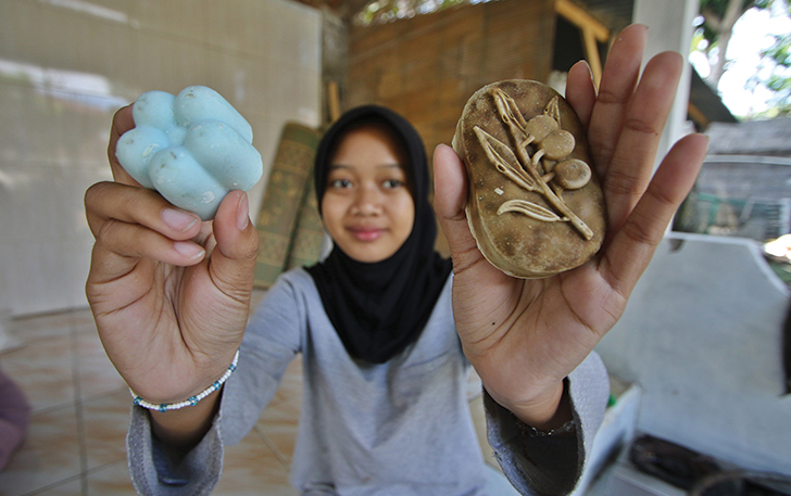 INSPIRATIF: Ataya memperlihatkan sabun mandi terbuat dari minyak jelantah.