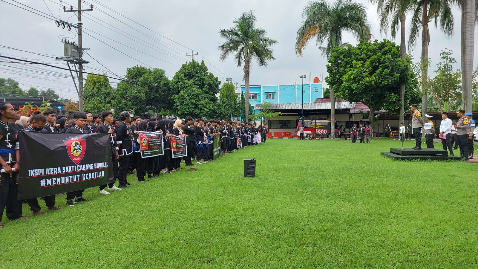 Aksi damai ratusan anggota IKSPI Kera Sakti di Mapolres Boyolali, Senin (29/1/2024).