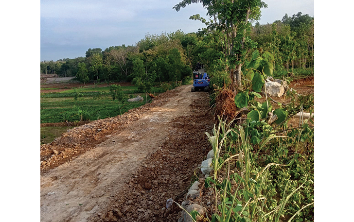 DITUDING: Jalan di Dusun Pilangbangu, Desa Sepat, Masaran yang diratakan.