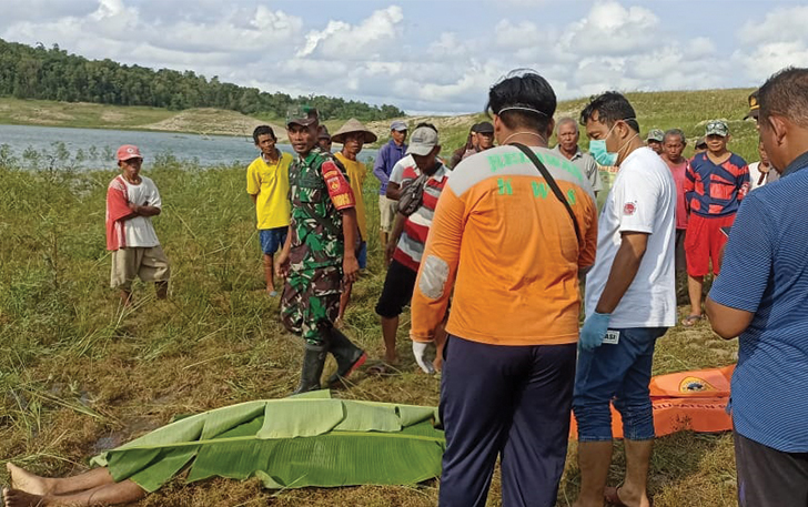 TRAGIS: Jasad Suranto dievakuasi dari Waduk Kedung Ombo, Sabtu (27/1).