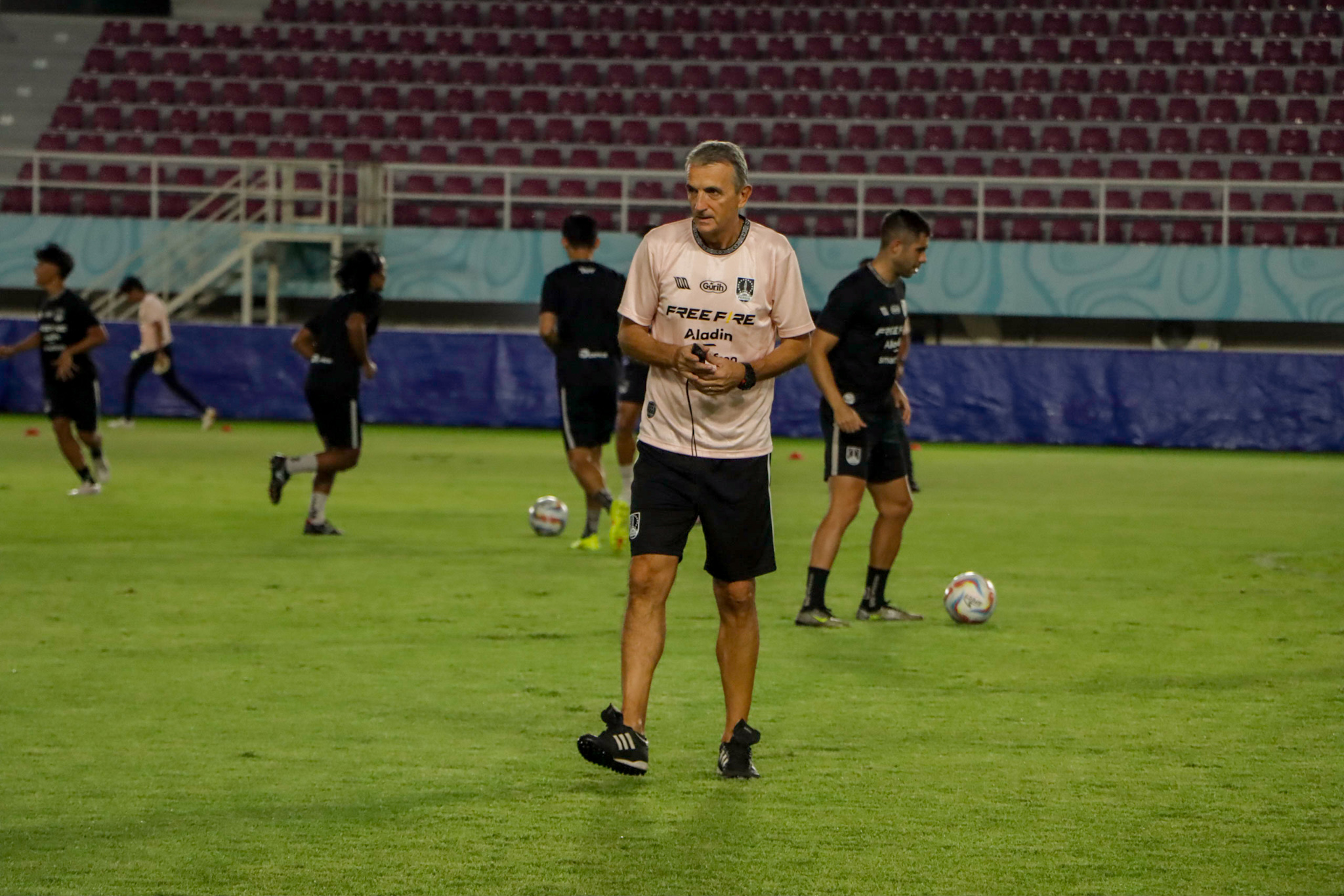 Head Coach&nbsp;Persis Solo Milomir Seslija saat melatih tim di Stadion Manahan, jelang laga Liga 1 musim ini. (M. IHSAN/RADAR SOLO)