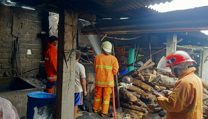 Petugas Damkar Sragen berupaya memadamkan api yang membakar UMKM batik di Masaran, Senin (29/1).
