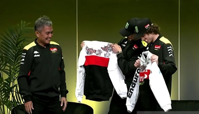 Valentino Rossi, pemilik Pertamina Enduro VR46 Racing Team sekaligus legenda balap MotoGP (kanan) kenakan jaket bercorak batik saat launching tim VR46 di Riccione, Italia, Rabu (24/1/2024).