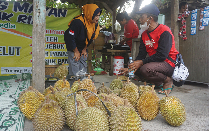 POTENSIAL: Pedagang buah durian asal Desa Randulanang dan Beteng, Kecamatan Jatinom yang menjajakan buah durian lokal.