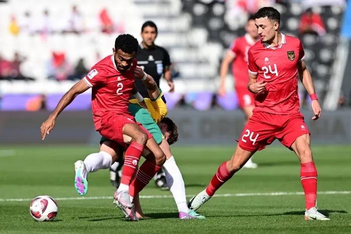 APRESIASI: Yakob Sayuri dan Justin Hubner ketika berjibaku menghadapi pemain Australia di babak 16 besar Piala Asia 2023.