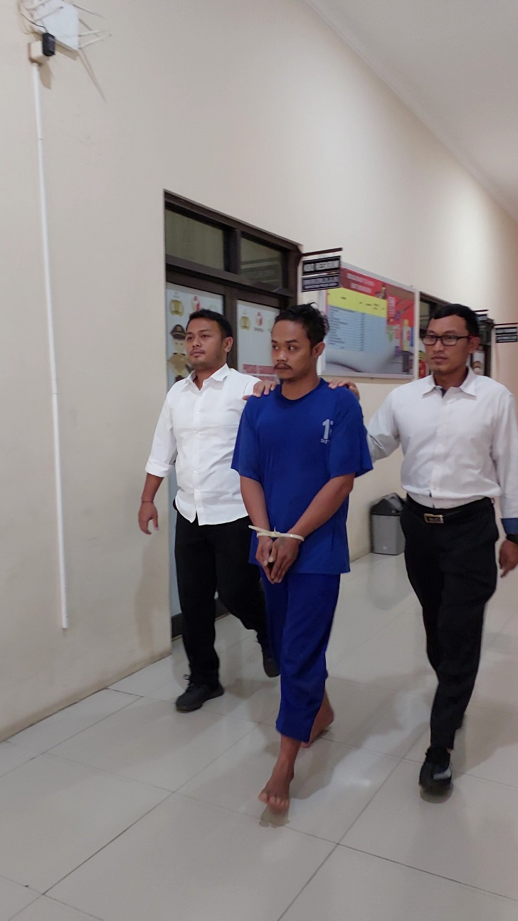 MR alias Rosyid, tersangka pembunuhan anak tiri di Desa Guli, Kecamatan Nogosari di Mapolres Boyolali, Senin (26/1/2024).