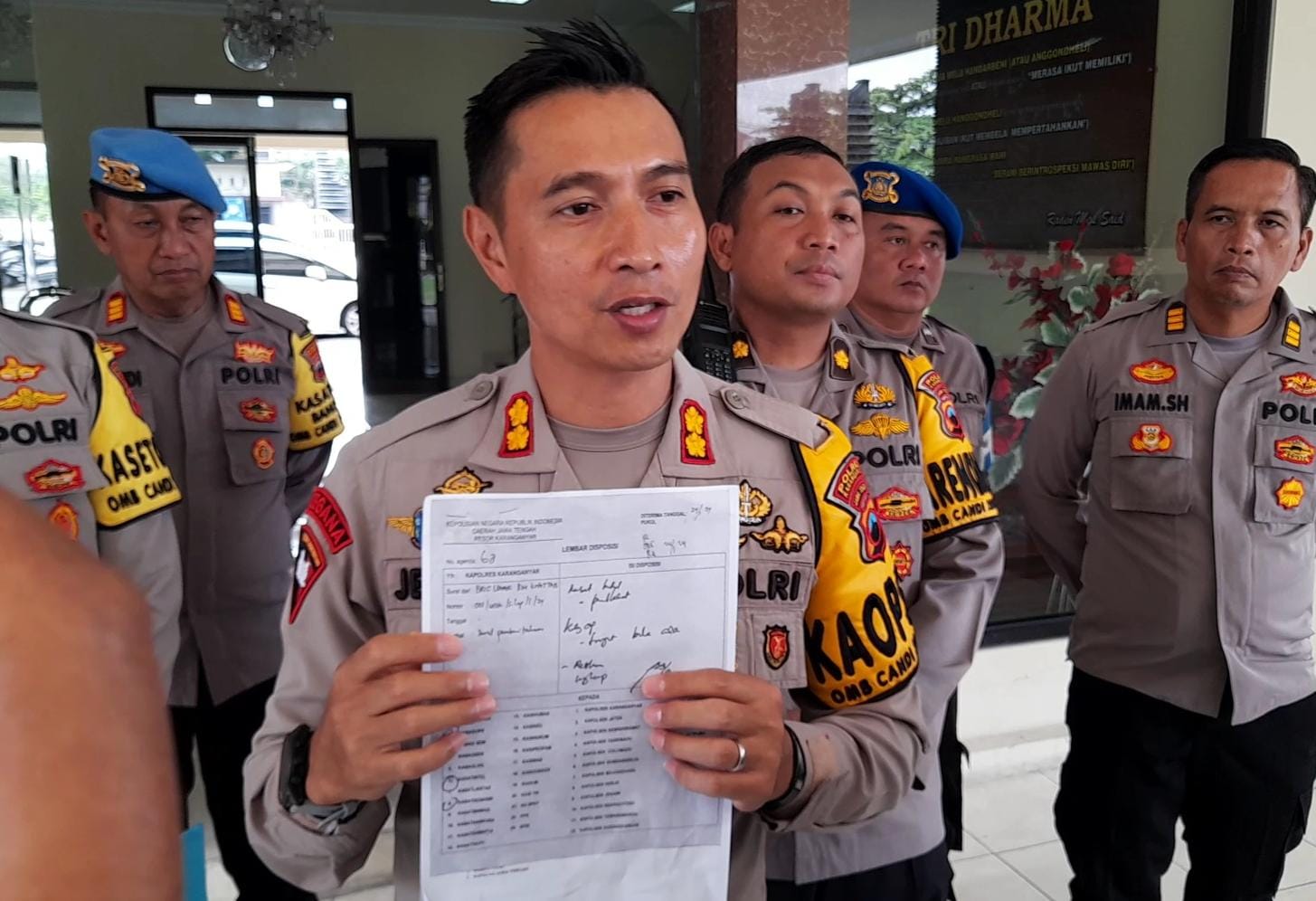 Kapolres Karanganyar AKBP Jerrold Hendra Kumontoy tunjukkan surat laporan dan disposisi untuk penindakan judi sabung ayam di Desa Tohudan, Kecamatan Colomadu.