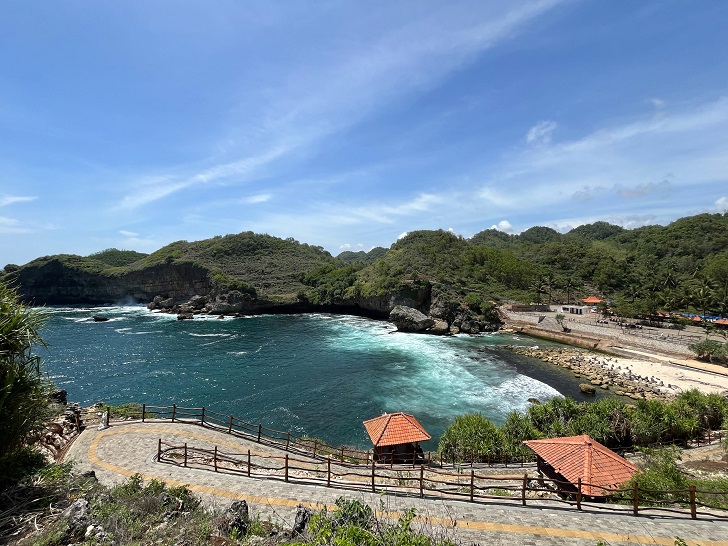 Wajah baru Pantai Klothok di Kecamatan Paranggupito, Kabupaten Wonogiri yang selesai direvitalasi belum lama ini.