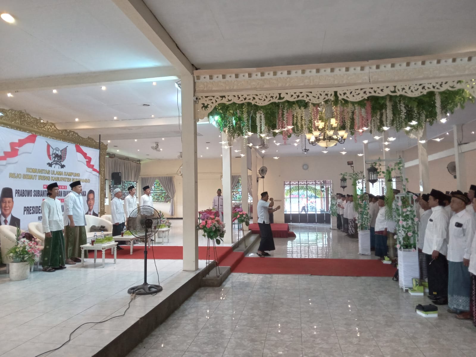 Komunitas Ulama Kampung  Rejo Semut Ireng Sukoharjo deklarasikan dukungan kepada Prabowo-Gibran di gedung pertemuan 3M Solobaru, Kecamatan Grogol, Kabupaten Sukoharjo, Senin (29/1/2024).