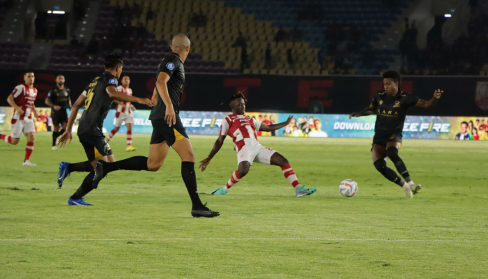 Aski Moussa Sidibe mampu ciptakan tiga gol kemenangan untuk Persis Solo saat lawan Madura United&nbsp;dalam laga tunda pekan ke-21 Liga 1 2023/2024 di Stadion Manahan, Selasa (30/1) malam.
