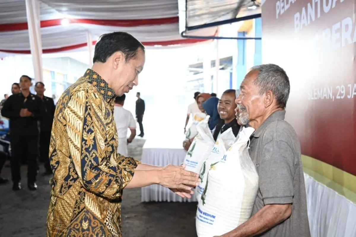 Presiden Joko Widodo menyerahkan bantuan pangan cadangan beras pemerintah (CBP) di Gudang Bulog Purwomartani, Kabupaten Sleman, Daerah Istimewa Jogyakarta, Senin (29/1/2024).