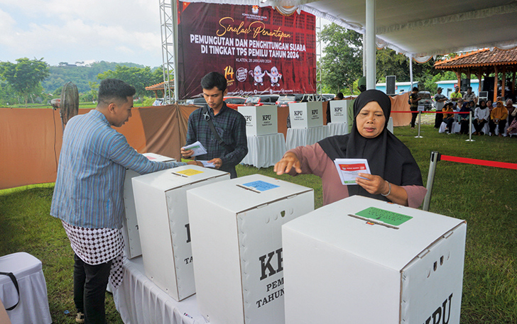 MATANGKAN PERSIAPAN: Simulasi pemungutan dan perhitungan suara di TPS 07 Desa Kebondalem Kidul, Kecamatan Prambanan, Minggu (30/1)