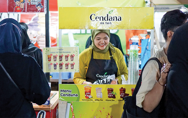 PILIHAN UTAMA: Teh Cendana di salah satu kota, yang cukup diminati masyarakat karena rasanya.