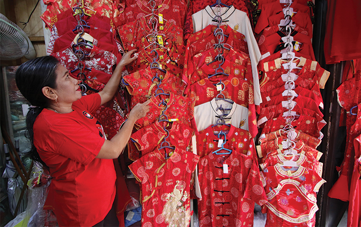 PAKAIAN KHAS IMLEK: Nanik Handayani sudah 38 tahun berjualan cheongsam di Pasar Gede.