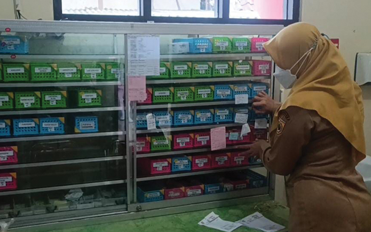 MENIPIS: Petugas Puskesmas Sukoharjo Kota tengah mengecek stok obat. Di bulan Januari, jumlah pasien mengalami peningkatan dan stok obat mulai menipis.