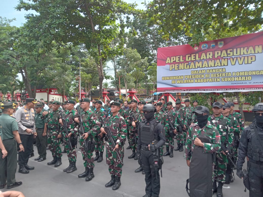 Kapolresta Solo Kombes Pol Iwan Saktiadi pimpin apel pengamanan kunjungan Presiden Jokowi di halaman Setda Kabupaten Sukoharjo, Selasa (30/1/2024).