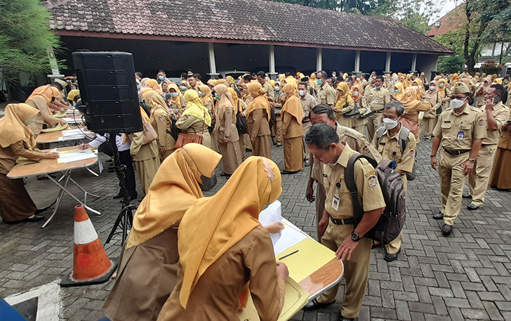 ABDI NEGARA: ASN di Karanganyar saat menerima SK kenaikan pangkat, beberapa waktu lalu.