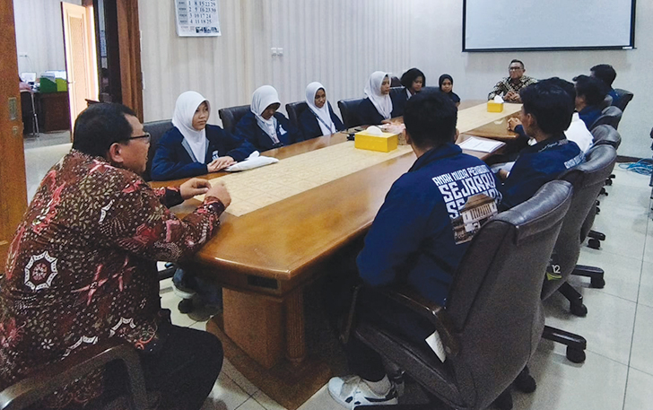 BELAJAR POLITIK: Anggota Komunitas Bergerak Bersama berdiskusi dengan Ketua DPRD Solo Budi Prasetyo.
