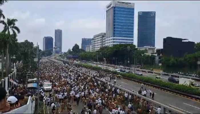 Ribuan massa dari Aksi Nasional Desa Bersatu (Apdesi) menggelar demo di depan Gedung DPR RI.