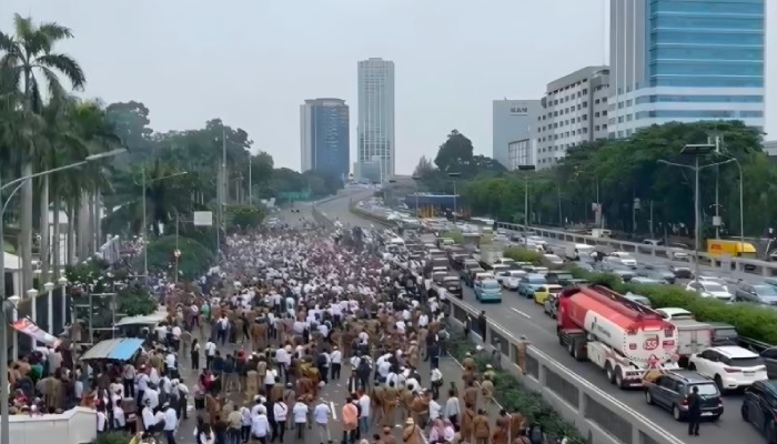 Situasi depan gedung DPR RI dipenuhi massa dari Asosiasi Kepala Desa (Apdesi) yang meggelar aski demo, Rabu (31/1/2024).