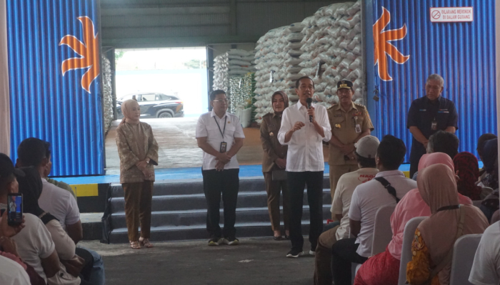 Presiden Jokowi saat mengecek ketersediaan beras di Gudang Bulog, Desa Meger, Kecamatan Ceper, Klaten, Rabu (31/1).