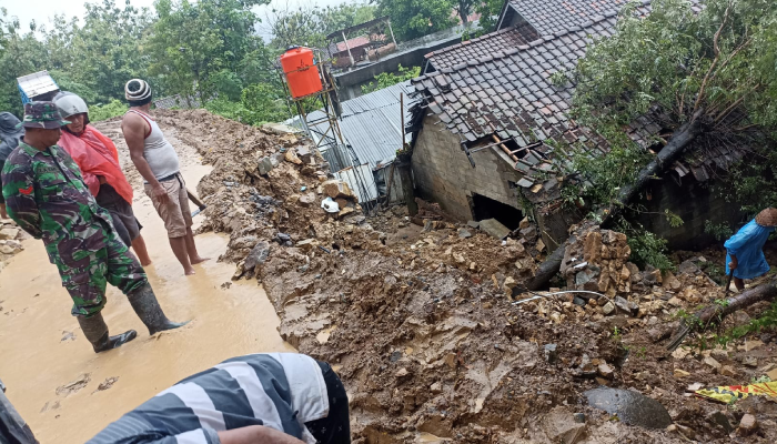 Longsor menimpa rumah warga di Dusun Bometen, Desa Ngandong, Kecamatan Gantiwarno pada Rabu (31/1)