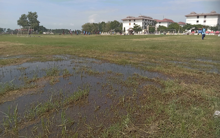 Suasana di Lapangan Kelurahan Joho yang terlihat becek usai hujan sejak Selasa (30/1) petang sampai malam.