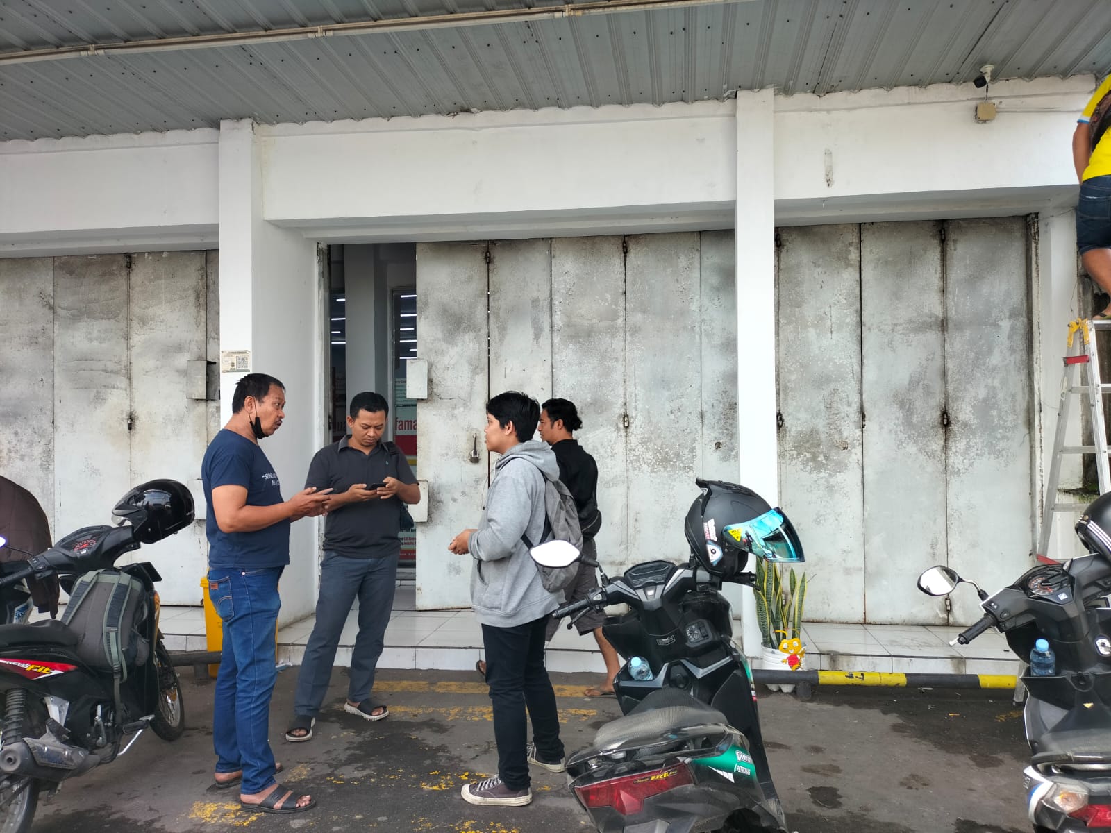 Polisi olah TKP Alfamart di Jalan Raya Solo-Semarang, Desa Ngaru Aru, Kecamatan Banyudono, Kabupaten Boyolali yang dibobol maling, Rabu (31/1/2024).