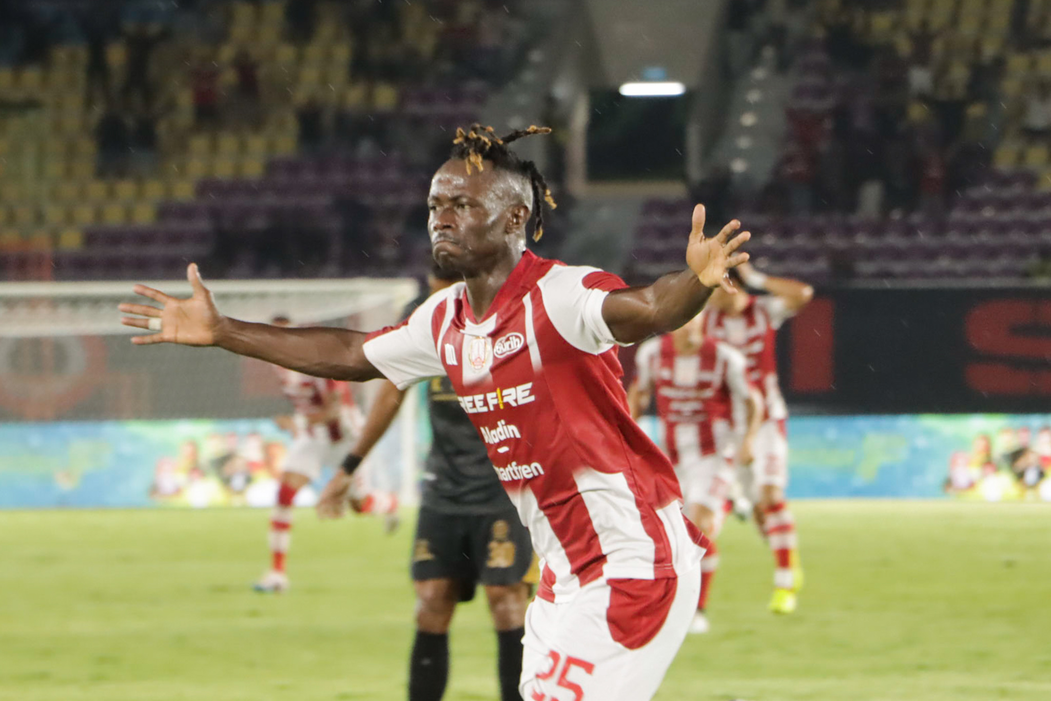 Gelandang Persis Solo Moussa Sidibe usai mencetak gol ke gawang madura United, Sabtu (30/1). (M&nbsp;IHSAN/RADAR SOLO)