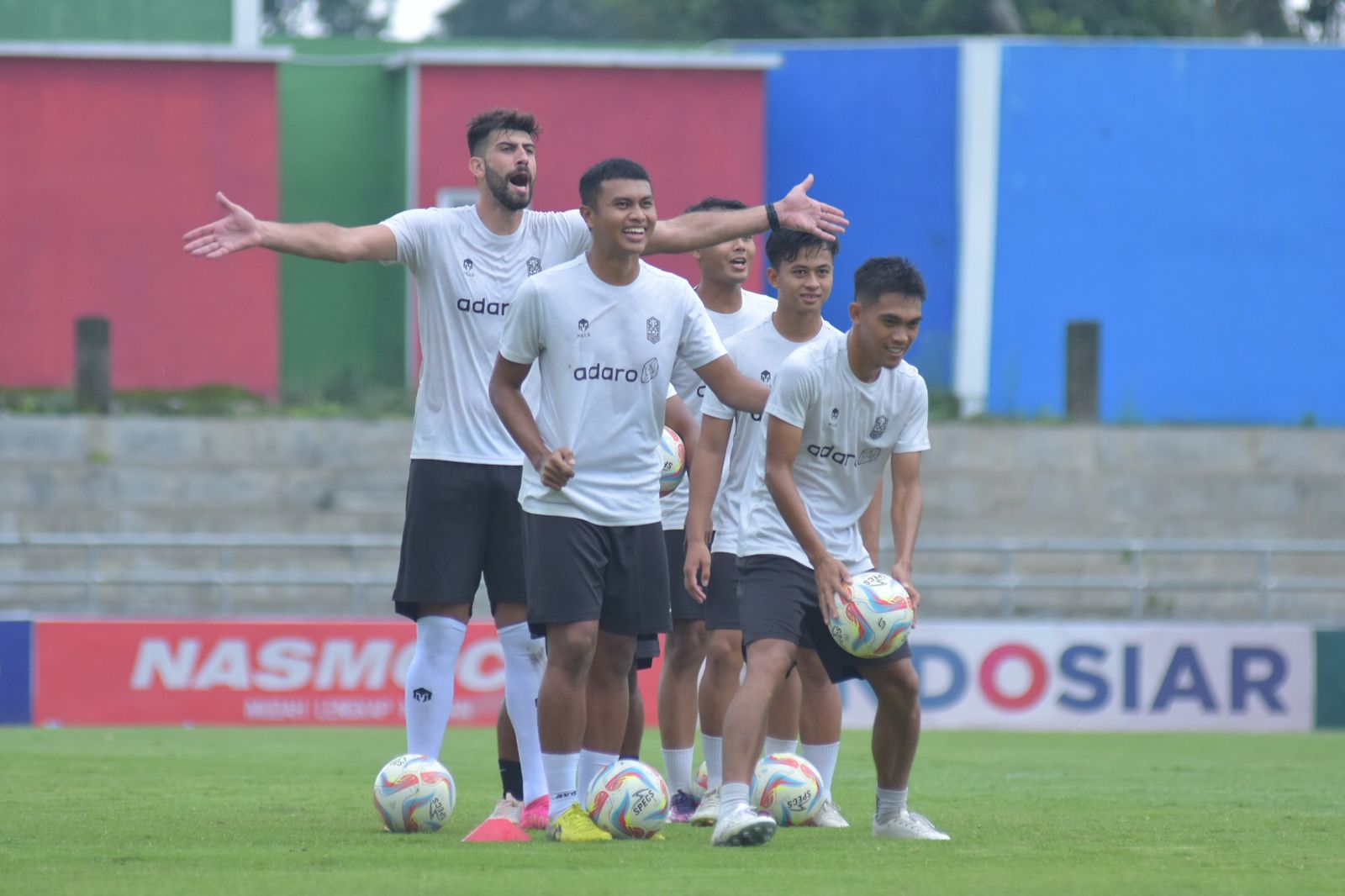 Penggawa Nusantara United mempersiapkan laga melawan PSPS Riau di Stadion Kebo Giro, Boyolali, kemarin (1/2). (NUFC OFFICIAL)