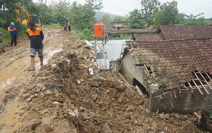 Kondisi rumah warga Dusun Bometen, Desa Ngandong, Kecamatan Gantiwarno yang terdampak longsor, Kamis (1/2)