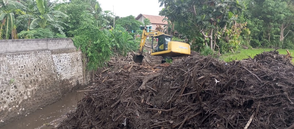 Pembersihan Sungai Kauman di Desa Jipangan, Kecamatan Banyudono, Kabupaten Boyolali oleh TRC BPBD Boyolali.