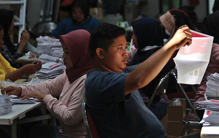 TELITI: Proses pengecekan dan pelipatan surat suara  untuk pemilu 2024 yang digelar KPU Solo, belum lama ini.