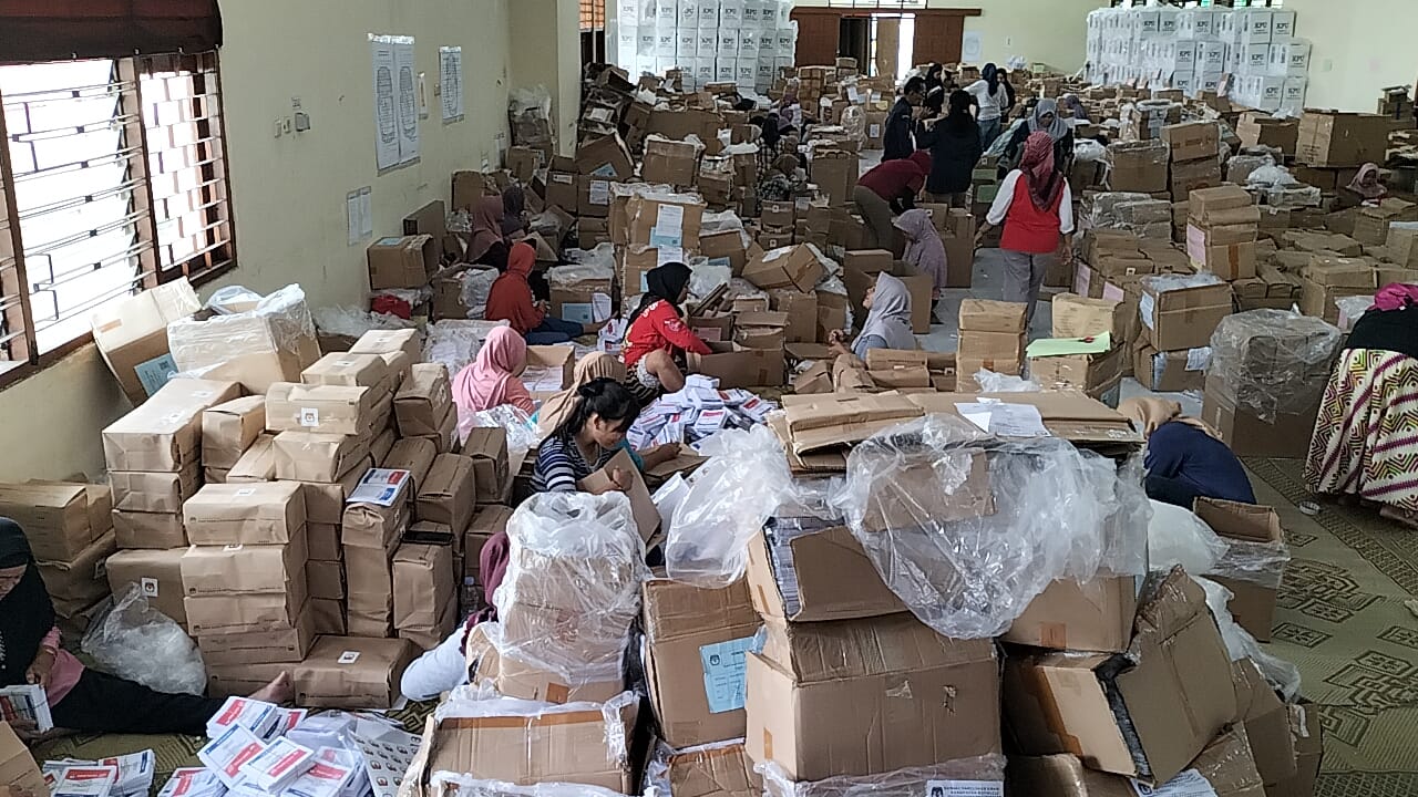 Pengesetan surat suara di Gedung IPHI Boyolali Kota belum lama ini.