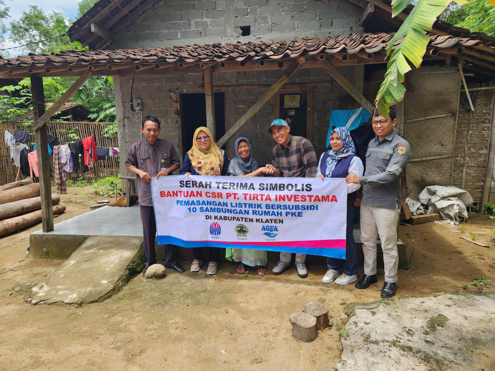 PT Tirta Investama-Pabrik Klaten bersama Dinas ESDM Jateng menyerahkan secara simbolis bantuan pemasangan listrik baru kepada 10 sambungan rumah PKE di Bayat, Klaten.