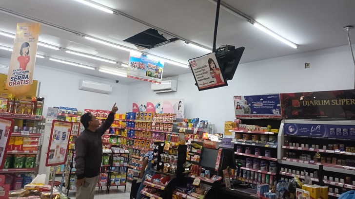 Plafon minimarket di Kabupaten Boyolali yang dijebol pelaku pencurian.