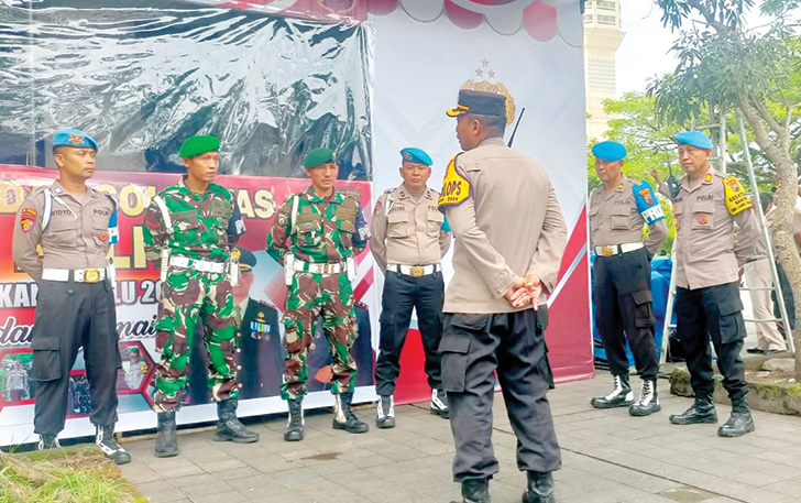 KOMITMEN: Personel Polres Karanganyar dan Kodim 0727/Karanganyar berjaga di posko netralitas TNI/Polri dalam pemilu di Alun-Alun Karanganyar, kemarin.