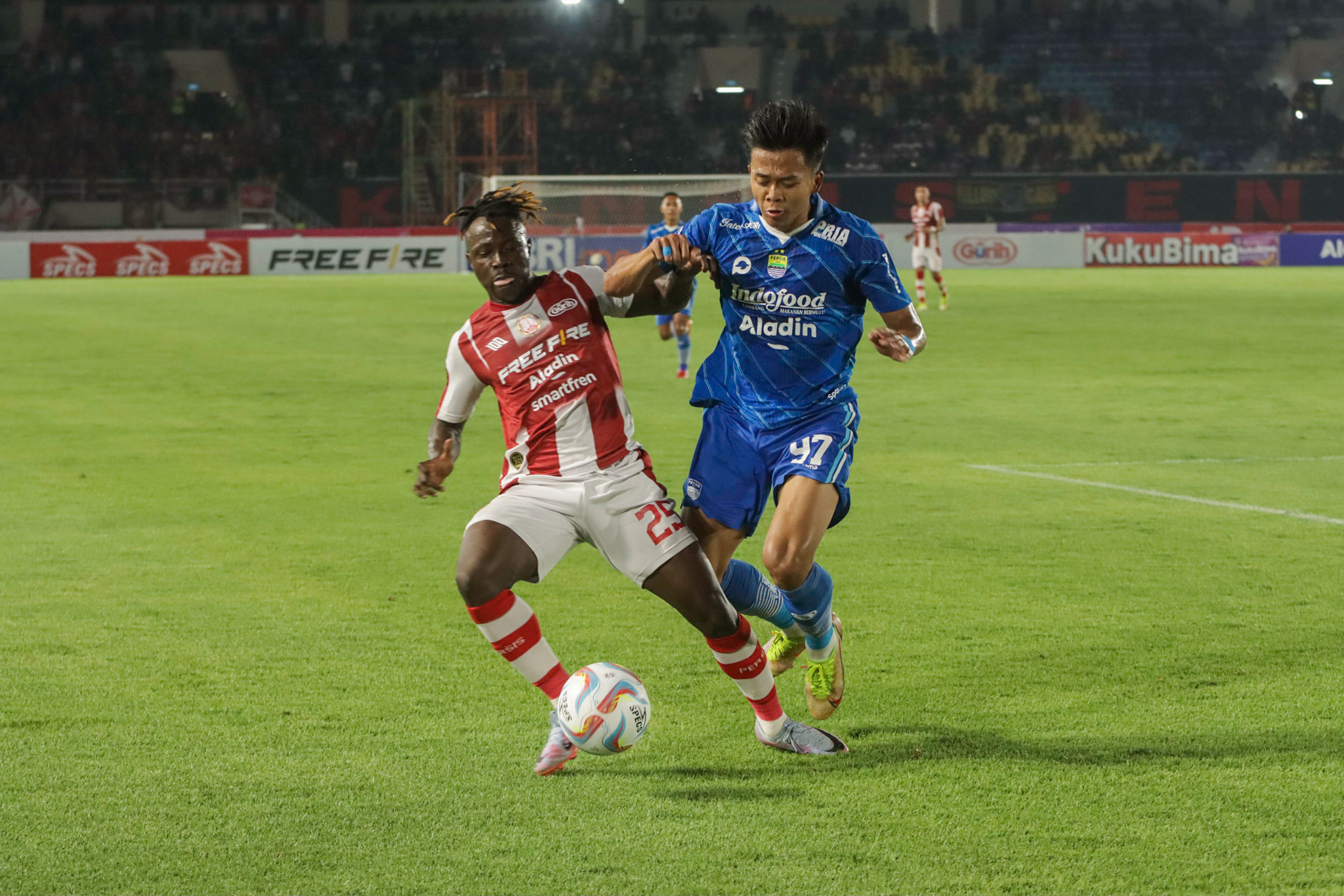 Bek Persib Bandung Edo Febriansah (kanan) mengawal ketat winger Persis Solo Moussa Sidibe di Stadion Manahan, Agustus tahun lalu. (M. IHSAN/RADAR SOLO)