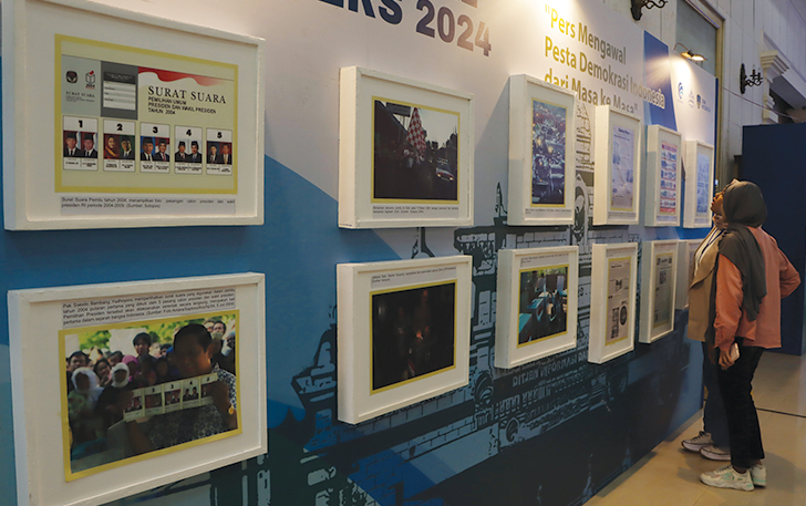 SOAL PEMILU: Seseorang tengah melihat foto yang dipamerkan dalam Festival Pers 2024 di Monumen Pers Nasional, kemarin (1/2).
