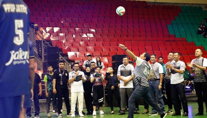 Gubernur Jateng Nana Sudjana melakukan service menandai pembukaan turnamen bola voli Piala Gubernur Jawa Tengah di GOR Jatidiri, Semarang, Sabtu (3/2).