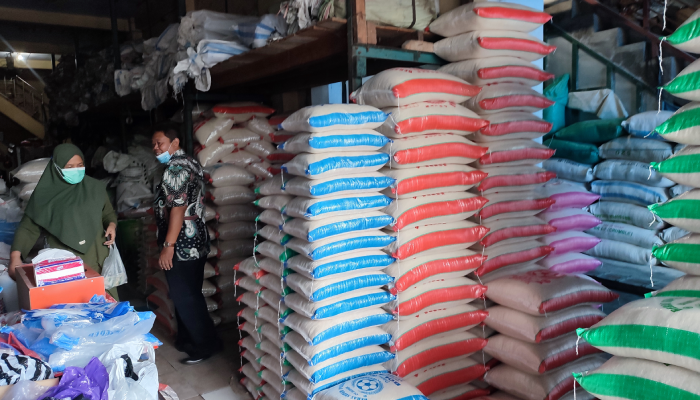 Pedagang beras di kios Pasar Bunder Sragen. Harga beras terpantau mengalami kenaikan cukup signifikan.
