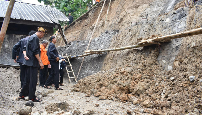 Pj Bupati Karanganyar Timotius Suryadi di lokasi longsor Desa Tunggulrejo, Jumantono, belum lama ini.