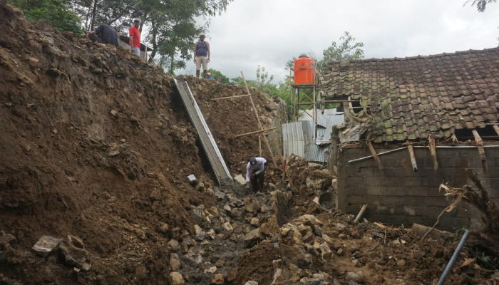Penanganan talut yang longsor di Dusun Bometen, Desa Ngandong, Kecamatan Gantiwarno, Jumat (2/2)
