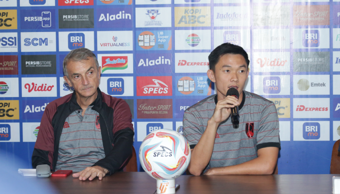 Head Coach Persis Solo Milomir Seslija dan pemain Persis Solo Sutanto Tan&nbsp;pre-match press conference, Sabtu (3/2).