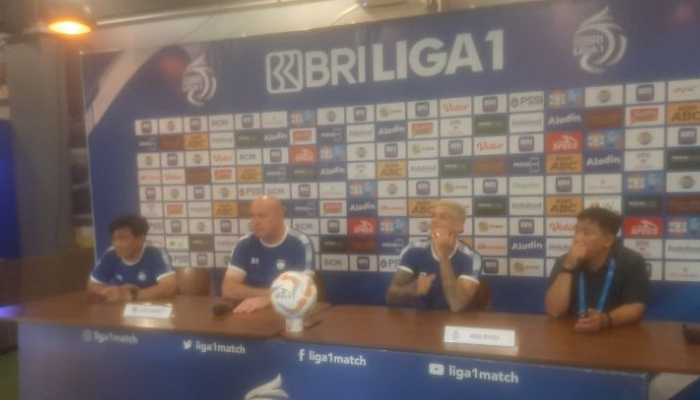 Pelatih Persib Bandung Bojan Hodak dan penyerang Ciro Alves hadir pada sesi konferensi pers sebelum pertandingan kontra Persis Solo di Graha Persib, Bandung, Sabtu (3/2).