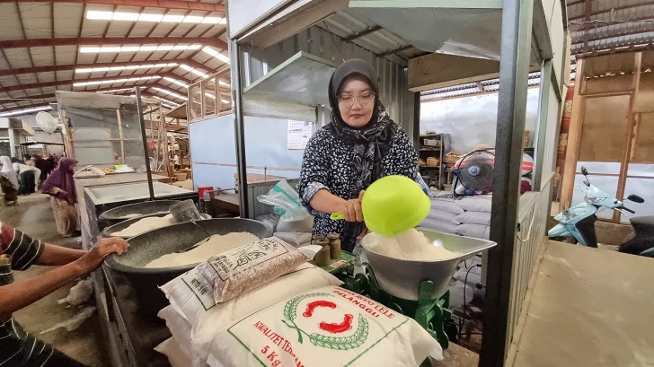 Asih, penjual beras di Pasar Pengging, Kecamatan Banyudono, Kabupaten Boyolali Asih melayani pembeli.