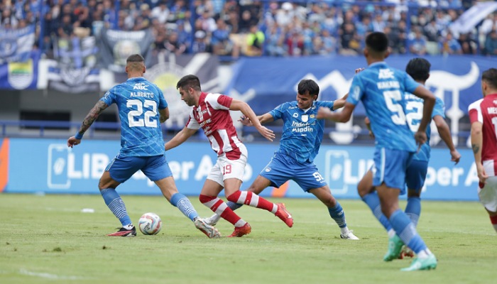 Penggawa Persis Solo dipepet para pemain Persib Bandung pada laga Liga 1 pekan ke-24 di Stadion Gelora Bandung Lautan Api, Minggu (4/2).