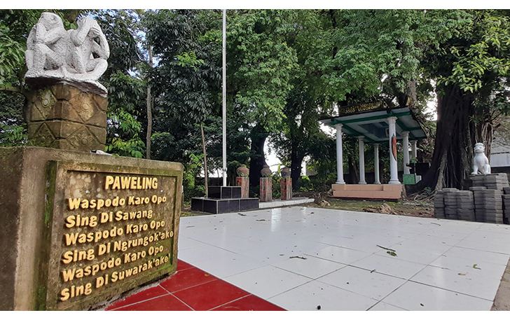 BELUM TERTATA: Kompleks Sendang Dangkrong di utara Pasar Nglano, Desa Pandeyan, Tasikmadu. Foto bawah, Tugu Pancasila di kompleks Sendang Dangkrong.