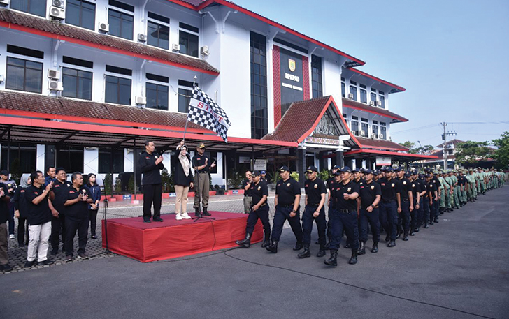 PUNYA PERAN: Bupati Sukoharjo Etik Suryani melepas kegiatan jalan sehat satpol PP, Jumat (2/2).