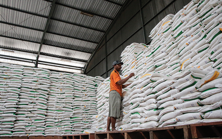 AMANKAN STOK: Gudang Bulog Kartasura terus menyetok beras untuk memenuhi kebutuhan pangan di Sukoharjo.